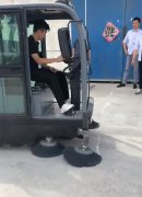 揚子全封閉掃地車，客戶上門試機中！